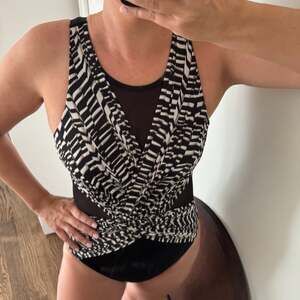 Miraclesuit Illusionist Palm One Piece Swim Suit Black White Zebra Womens Size 6